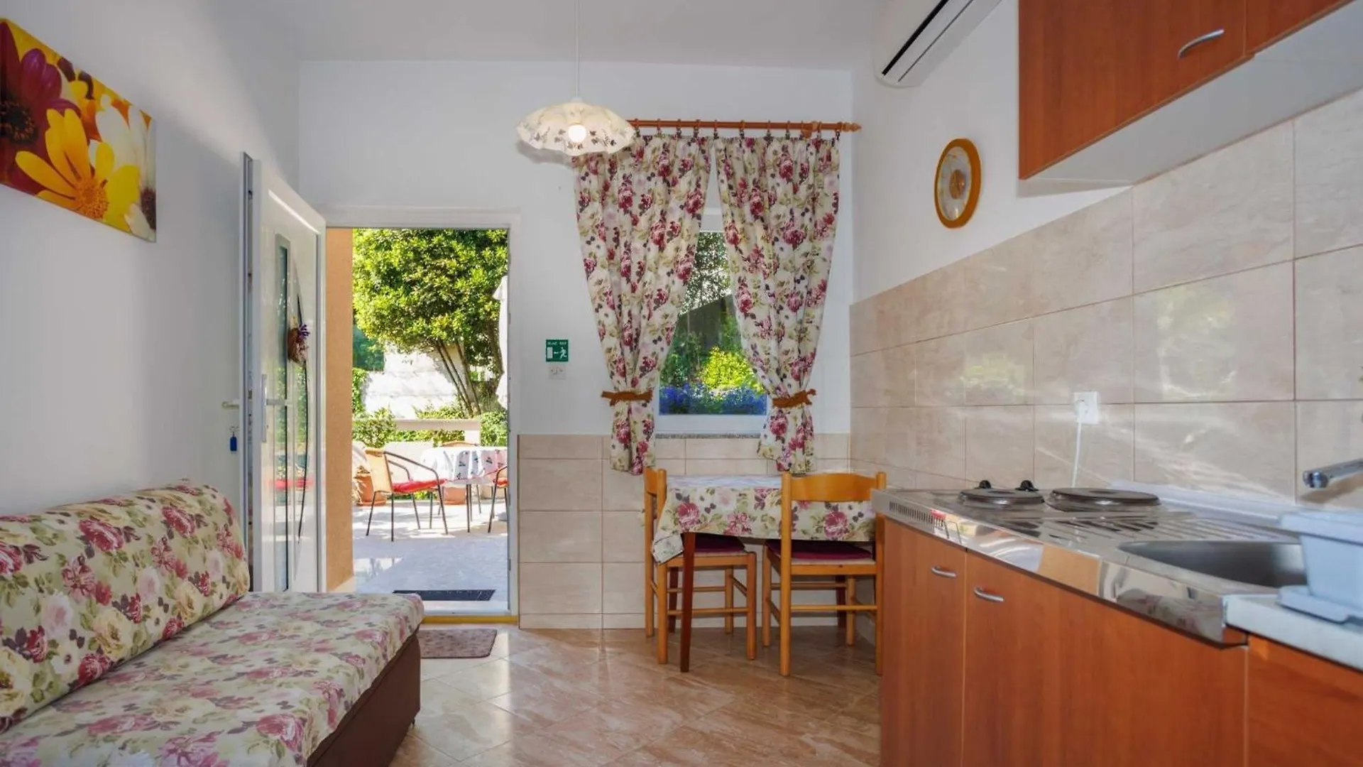 Beachfront Cozy Krk Apartment With Balcony