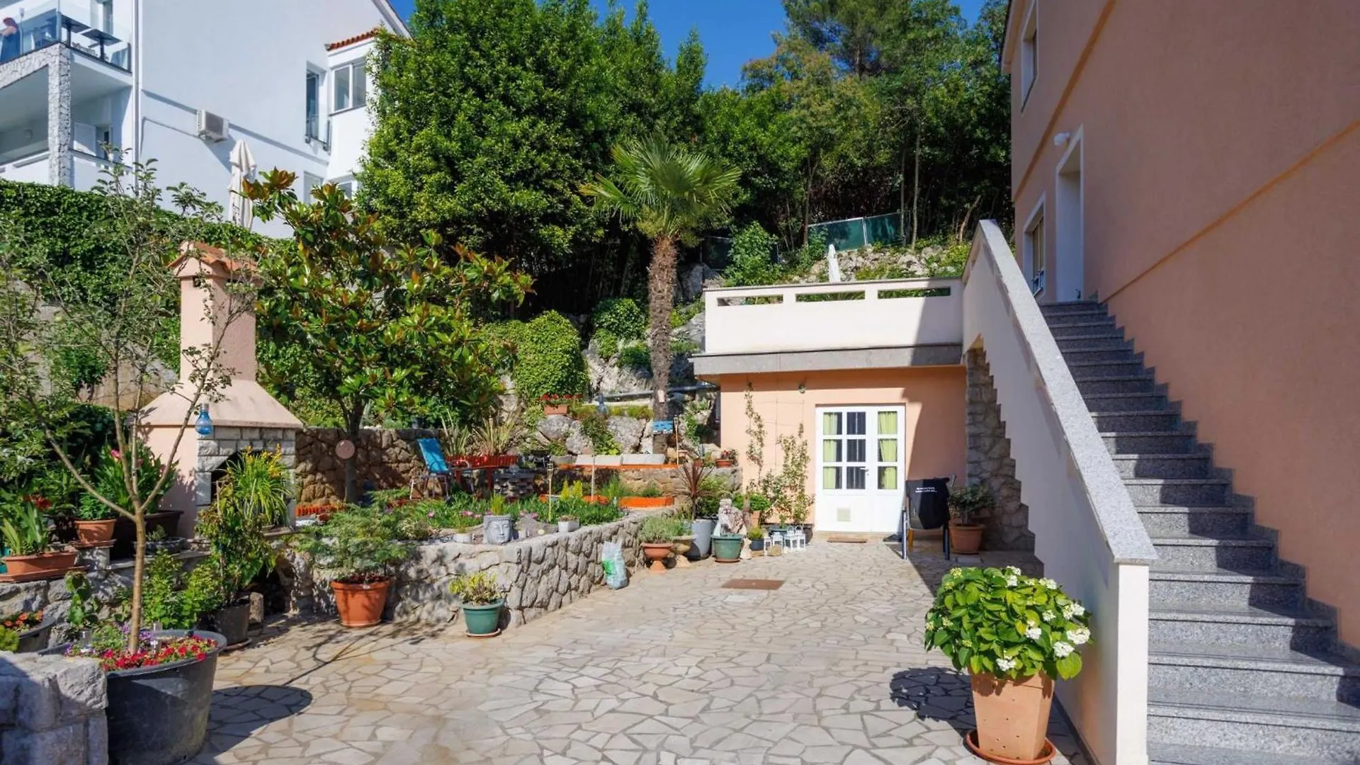 Beachfront Cozy Krk Apartment With Balcony